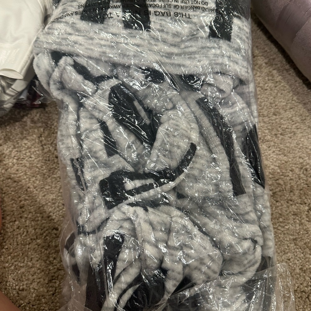 VS PINK Logo Gray & Black Robe - Picture 4 of 4